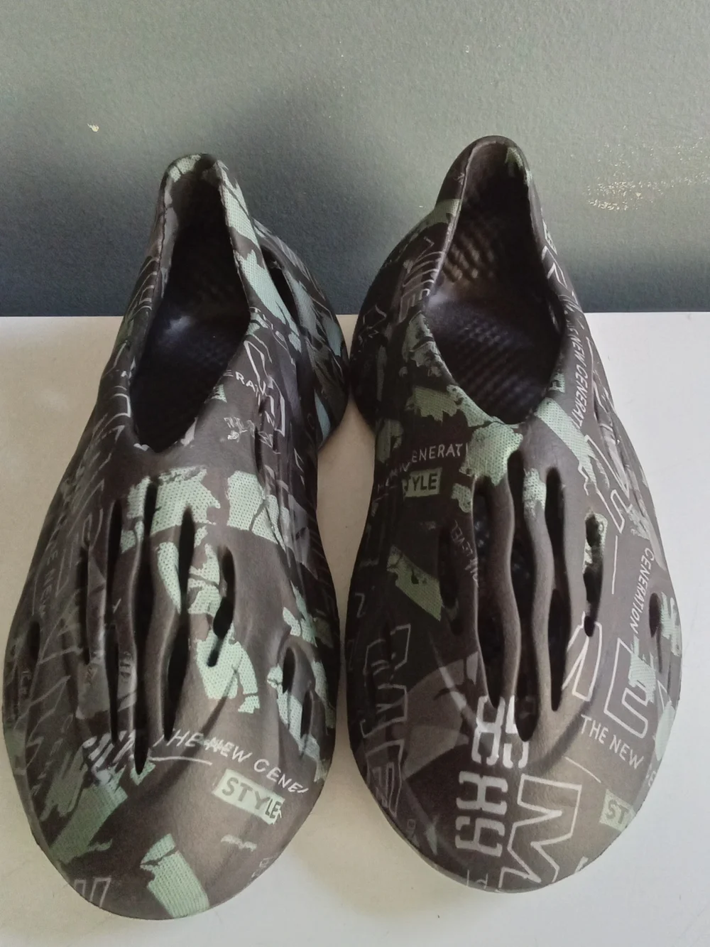 Graphic Print Foam Runner Clogs Dark Grey Sage Green Slip On Shoes